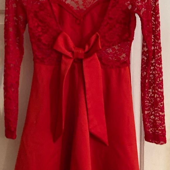 Red mini dress tied up with the perfect bow - Picture 9 of 9